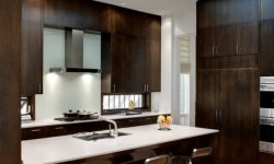 fényes barna modern konyha
